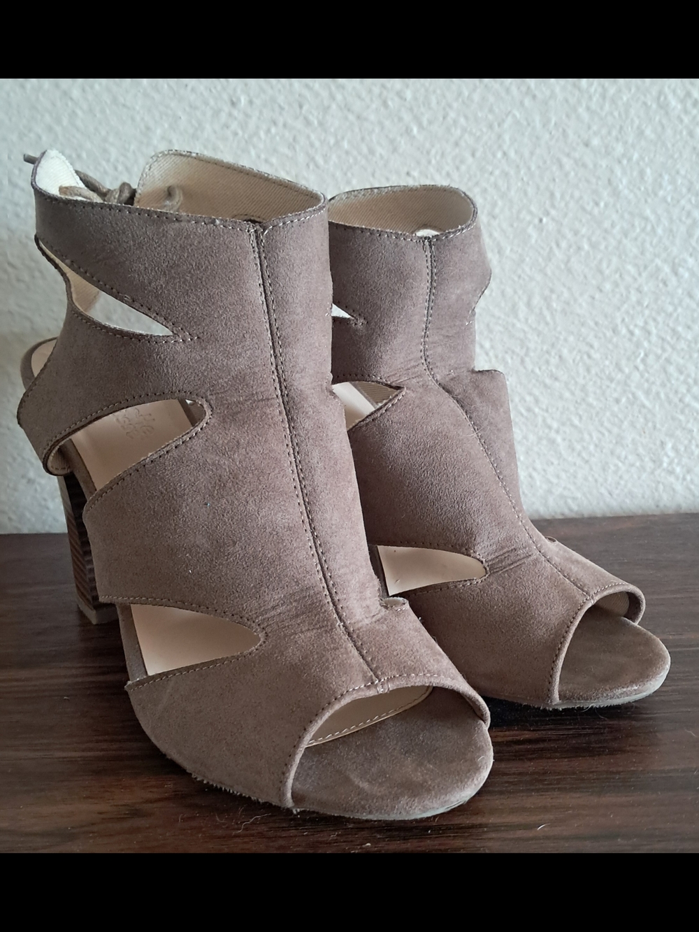 Charlotte Russe Size 8 Women’s Taupe Suede Cutout Block Heel Sandals - Picture 3 of 13